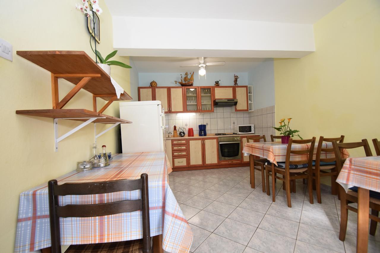 Apartments Mira Starigrad Paklenica Eksteriør billede