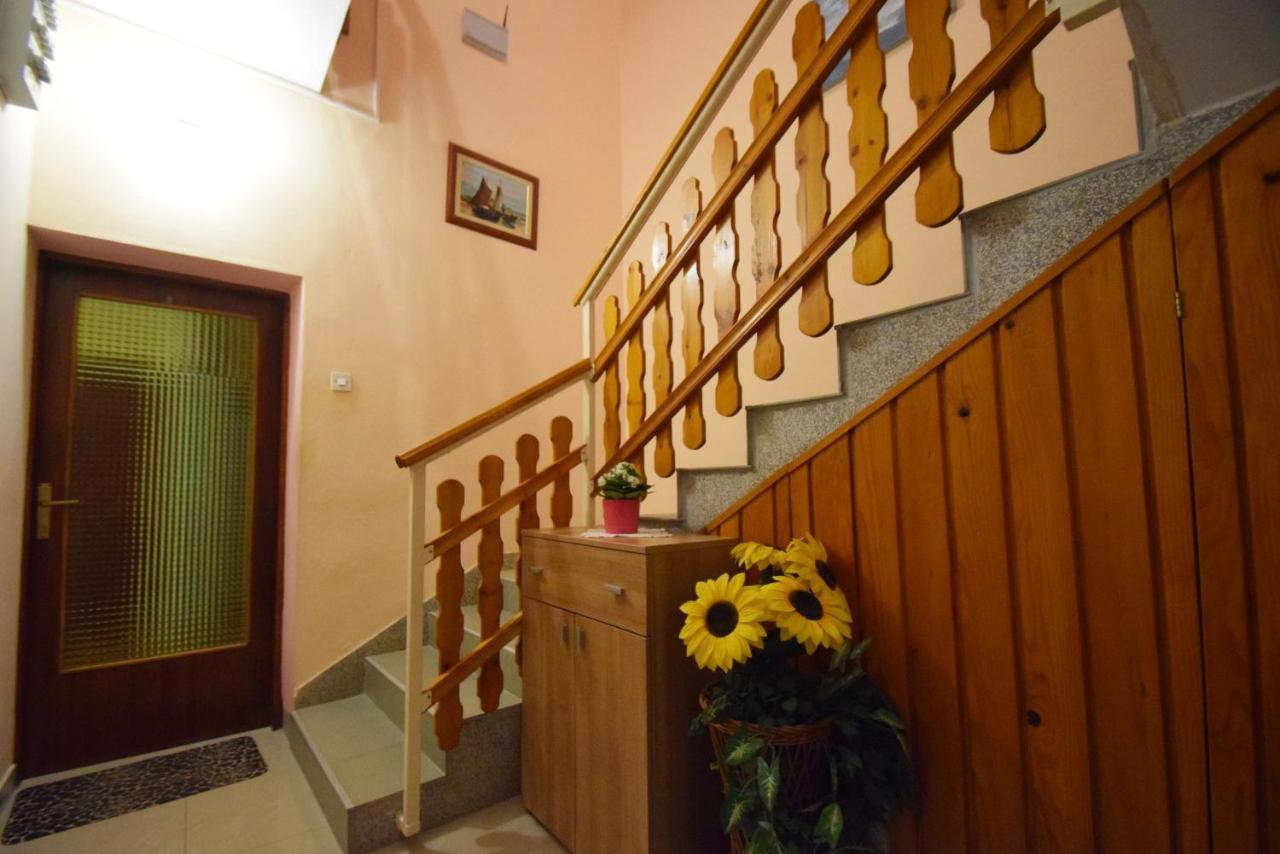Apartments Mira Starigrad Paklenica Eksteriør billede